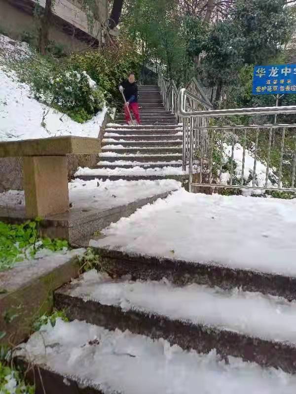 情滿華龍，掃雪除冰暖人心