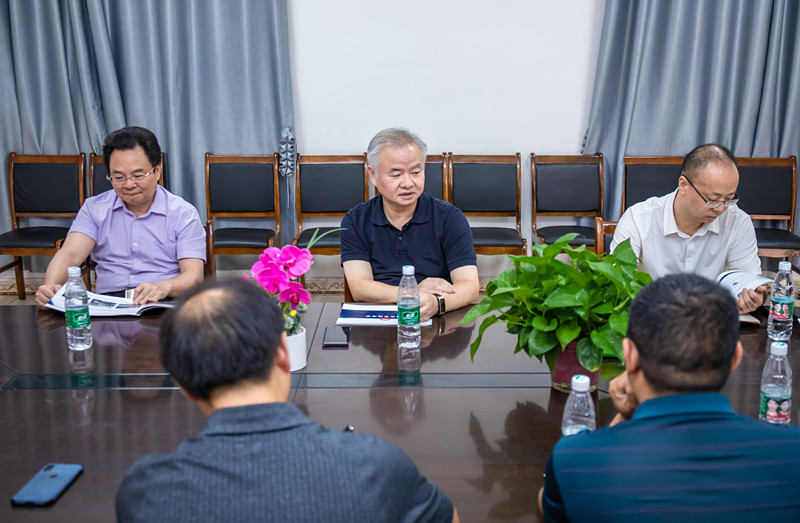 鯤鵬展翅同風(fēng)起，扶搖直上九萬(wàn)里--記邵陽(yáng)市副市長(zhǎng)蔣偉到華龍中學(xué)視察